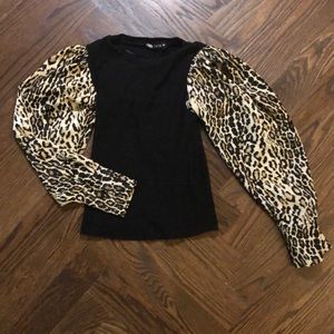 Zara ribbed black shirt with leopard sleeves